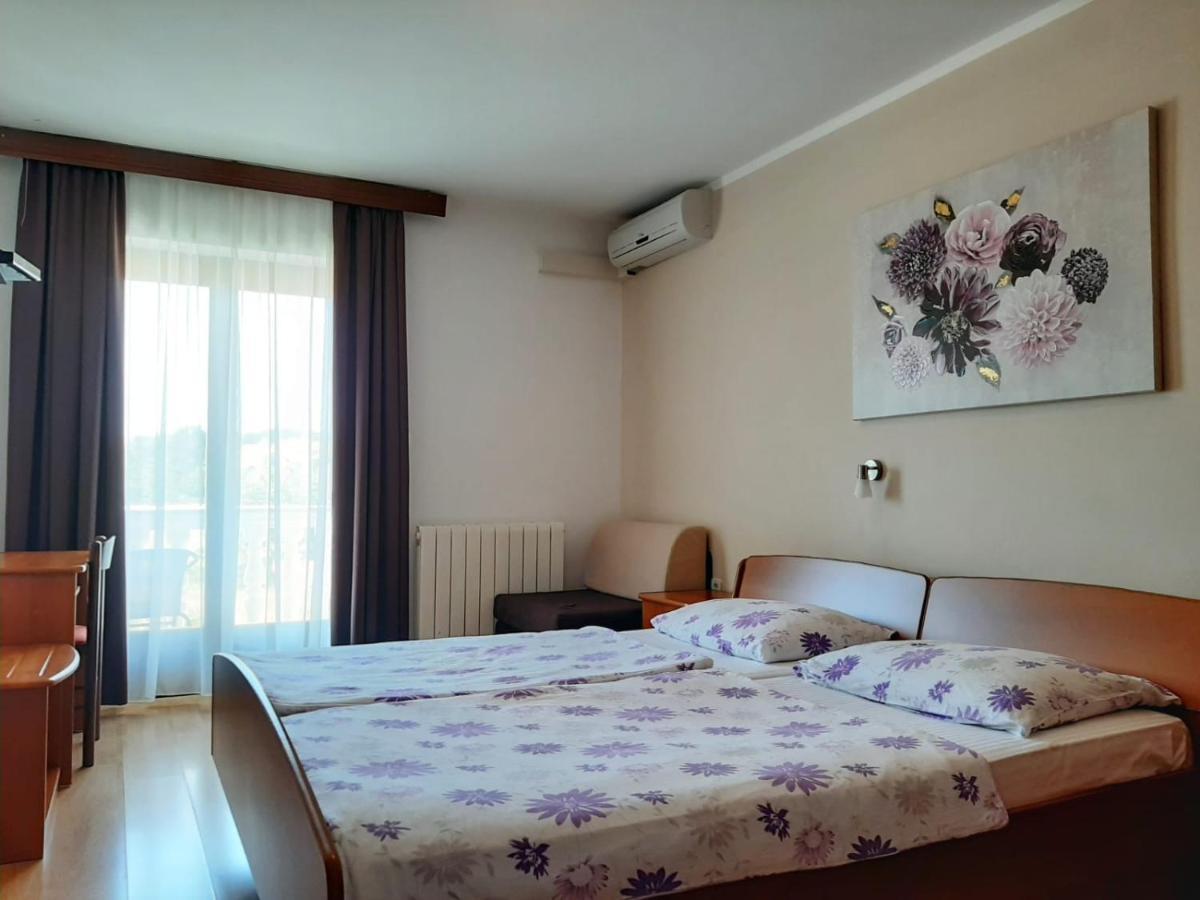 Bed and Breakfast Pansion Katarina à Malinska Extérieur photo