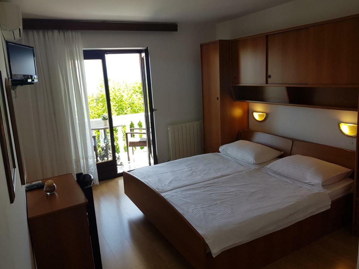 Bed and Breakfast Pansion Katarina à Malinska Extérieur photo